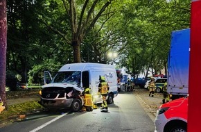 Feuerwehr Gelsenkirchen: FW-GE: Verkehrsunfall mit eingeklemmter Person auf der Steeler Straße in Gelsenkirchen-Rotthausen - Zwei Personen verletzt
