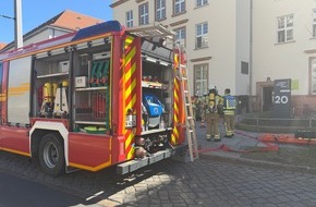 Feuerwehr Dresden: FW Dresden: ABC-Alarm in einem Schulzentrum - mehrere Personen mit gesundheitlichen Beschwerden