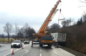 Polizeiinspektion Hildesheim: POL-HI: Bergung eines Sattelzuges nach Verkehrsunfall