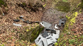 Polizeipräsidium Ulm: POL-UL: (GP) Böhmenkirch - Fahrzeugteile entsorgt / Die vergangenen Tage wurden Fahrzeugteile in die Natur geworfen.