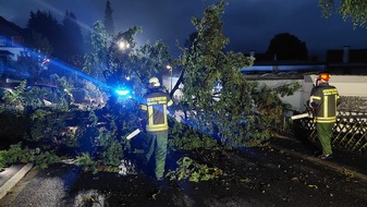 Feuerwehr Wetter (Ruhr): FW-EN: Wetter - umgestürzter Baum versperrt Fahrbahn