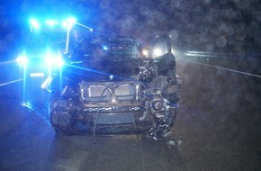 Polizeiinspektion Rotenburg: POL-ROW: ++ Unfall auf der Hansalinie - BMW kracht in Sattelzug ++ Radfahrer verursacht Unfall und flüchtet - Polizei bittet um Hinweise ++ 23-Jähriger bei Wildunfall verletzt ++