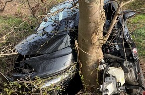 Polizei Minden-Lübbecke: POL-MI: Opel kracht gegen Straßenbaum