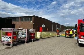 Freiwillige Feuerwehr Dülmen: FW Dülmen: Auslaufender Gefahrstoff beschäftigt Feuerwehr rund 2,5 Stunden