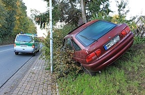 Polizeiinspektion Hameln-Pyrmont/Holzminden: POL-HM: Pkw kommt von Fahrbahn ab
