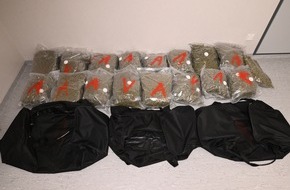 Polizeiinspektion Heidekreis: POL-HK: Walsrode: Zufallsfund bei Unfallaufnahme; Soltau: Betrunken am Steuer; Buchholz/A 7: Kettenunfall; Hodenhagen: Unfallverursacherin gesucht