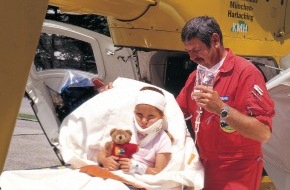 ADAC: ADAC-Luftrettung: Hubärt tröstet kranke Kinder / Teddybär für kleine
Patienten