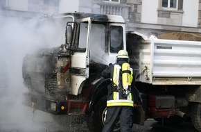 Feuerwehr Essen: FW-E: LKW-Führerhaus vollständig ausgebrannt, Fahrer blieb unverletzt