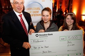 Zentralverband der Deutschen Geflügelwirtschaft e.V.: Spendenübergabe am Deutschen Geflügeltag 2009: Deutsche Geflügelwirtschaft unterstützt Pflanzversprechen von Berliner Schülerinnen und Schülern