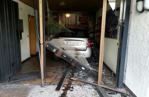 Polizeipräsidium Westpfalz: POL-PPWP: Unfall: Auto "parkt" im Wohnhaus