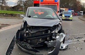 Polizei Minden-Lübbecke: POL-MI: Autos stoßen auf Nettelstedter Straße zusammen