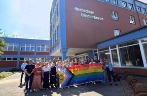 Hochschule Bremerhaven: Hochschule Bremerhaven hisst Pride Flagge: Sichtbares Zeichen f&uuml;r Vielfalt, Akzeptanz und Solidarit&auml;t