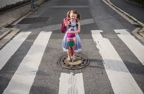 HUK-COBURG: Ein Schulweg muss vor allem sicher sein / Haftungsprivileg für Kinder - Autofahrer müssen aufpassen: Fuß vom Gas
