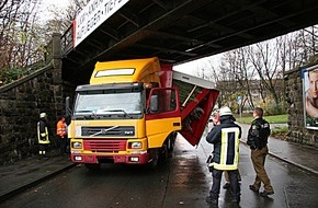 Feuerwehr Essen: FW-E: Sattelzug mit Weihnachtsbäumen unter Brücke festgefahren