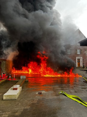 FW-WRN: Gro&szlig;brand eines landwirtschaftlichen Betriebs in Werne-Ehringhausen