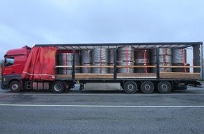 Polizeiinspektion Delmenhorst / Oldenburg - Land / Wesermarsch: POL-DEL: Autobahnpolizei Ahlhorn: Sattelzug mit mangelhaft gesicherter Ladung auf der Autobahn 1 im Bereich der Gemeinde Bakum unterwegs