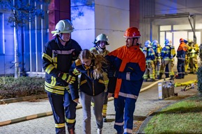 FW Wachtberg: Feuerwehr Wachtberg stellt bei Großübung ihr Können unter Beweis