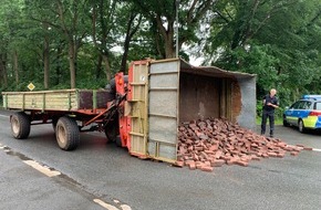 Polizeiinspektion Oldenburg-Stadt / Ammerland: POL-OL: Pressemitteilung der Polizei Edewecht Traktor mit Anhänger stürzt in Westerscheps auf der L829 um und blockiert die Fahrbahn