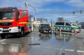 Polizei Bielefeld: POL-BI: Ostring Fahrspur musste zeitweise nach Unfall mit Rotlichtversto&szlig; gesperrt werden