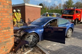 Polizeiinspektion Stade: POL-STD: 77-jährige Autofahrerin kommt mit Tesla von der Straße ab und prallt gegen Hausfassade