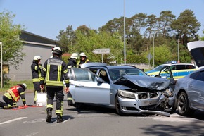 FW Hambühren: Verkehrsunfall fordert zwei Verletzte - Feuerwehr im Einsatz