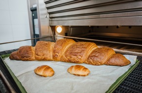 XXL-Croissant auf der Messe ISM &ndash; mit 85 Zentimetern holt KuchenMeister den Back-Weltrekord nach Deutschland