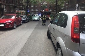 Feuerwehr Düsseldorf: FW-D: Feuerwehr wird durch Falschparker behindert - Brandeinsatz ging glimpflich aus