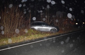 Kreispolizeibehörde Herford: POL-HF: VW landet im Gebüsch - Ermittlungen zum Fahrer dauern an