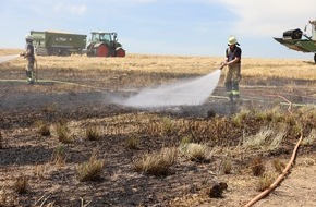 Feuerwehr Essen: FW-E: Heißgelaufene Bremse eines Mähdreschers entzündet 500 Quadratmeter Feld, Landwirt verhindert Übergreifen auf weitere Getreidefelder
