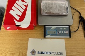 Bundespolizeidirektion Sankt Augustin: BPOL NRW: Bundespolizei nimmt 33-jährige Marokkanerin mit 1,15 Kilogramm Kokain auf der Bundesautobahn A 40 bei Straelen fest