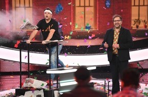 SAT.1: Orkan in Paul Panzers TV-Studio: Hundeflüsterer Martin Rütter schreit seine Mitspieler an: "Ein netteres Wort für Weiber!" Der Comedian versucht den Begriff "Frauenheld" zu erklären.