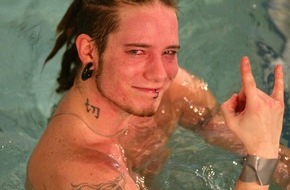 ProSieben: US5-Star Izzy bei ÂDas große TV total Turmspringen 2005" verletzt