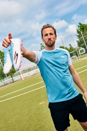 SKECHERS FOOTBALL ÜBERNIMMT DIE KONTROLLE AUF DEM PLATZ MIT DEM NEUEN SKX_2 FUSSBALLSCHUH