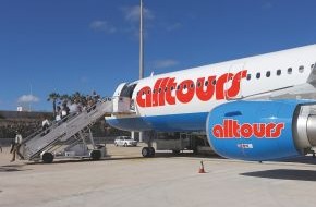 alltours flugreisen gmbh: happy branding - Airbus A 321 fliegt ab sofort Urlauber im "alltours Kleid" in die Sonne
