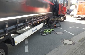 Kreispolizeibehörde Kleve: POL-KLE: Goch - Verkehrsunfall / Radfahrer bei Zusammenstoß mit LKW verletzt