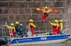 DLRG - Deutsche Lebens-Rettungs-Gesellschaft: Presse Auslandseinheit von DLRG und THW trainiert an der Weser den Einsatz im Hochwasser