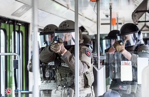 Landeskriminalamt Niedersachsen: LKA-NI: Spezialeinsatzkommando trainiert in Straßenbahn für den Ernstfall