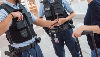 Bundespolizeidirektion München: Bundespolizeidirektion München: Airline-Mitarbeiterin lässt Ärztin mit gefälschtem Impfnachweis auffliegen -Bundespolizisten zeigen 70-Jährige wegen Urkundenfälschung an-