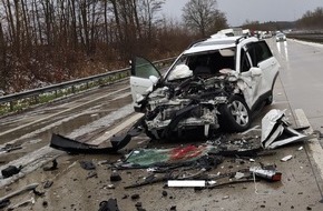 Polizeiinspektion Cuxhaven: POL-CUX: Schwere Verkehrsunfälle auf der BAB27 - Bei vier Verkehrsunfällen und sechs beteiligen Fahrzeugen fünf Personen verletzt, eine davon lebensgefährlich - zwei weitere Verletzte durch Hundebiss