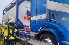 Feuerwehr Bergheim: FW Bergheim: Brand auf Autobahn 61 - Rettungswagenbesatzung bemerkt Feuer an Gefahrgut-LKW