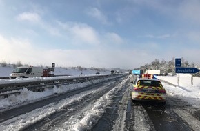 Polizeipräsidium Westpfalz: POL-PPWP: Wintereinbruch sorgt für Chaos auf den Straßen