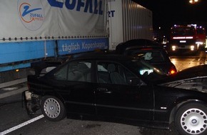 Feuerwehr Essen: FW-E: Verkehrsunfall auf der A 40 mit drei PKW und einem LKW