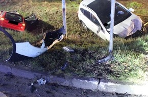 Polizei Minden-Lübbecke: POL-MI: Zwei Autofahrer bei Kollision auf B 239 schwer verletzt