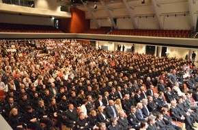 Polizeiakademie Niedersachsen: POL-AK NI: "Bachelor of Arts" an 163 angehende Polizeikommissarinnen und Polizeikommissare verliehen