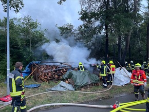 FW Lüchow-Dannenberg: Brennender Holzstapel löst Großeinsatz aus+++Feuerwehr ein Übergreifen auf den Wald verhindern+++ massiver Löschangriff bringt Feuer zügig unter Kontrolle