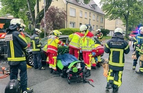 Feuerwehr Bochum: FW-BO: Verkehrsunfall mit eingeklemmter Person