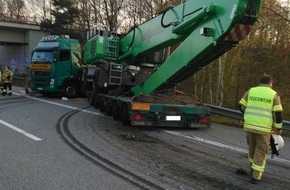 Polizeiinspektion Cuxhaven: POL-CUX: Unfall eines Schwertransportes mit langer Vollsperrung der BAB 27 in Richtung Cuxhaven + Zeugenhinweise erbeten