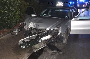 Polizei Minden-Lübbecke: POL-MI: Fahrer alkoholisiert: Vollbesetzter Mercedes kracht gegen Laterne