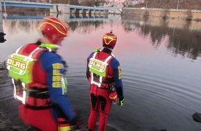 Feuerwehr Mülheim an der Ruhr: FW-MH: Feuerwehr und DLRG retten Möwe auf der Ruhr aus Angelschnur