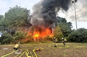 Feuerwehr Essen: FW-E: Leerstehendes Vereinsheim auf ehemaligem Sportplatz vollst&auml;ndig ausgebrannt